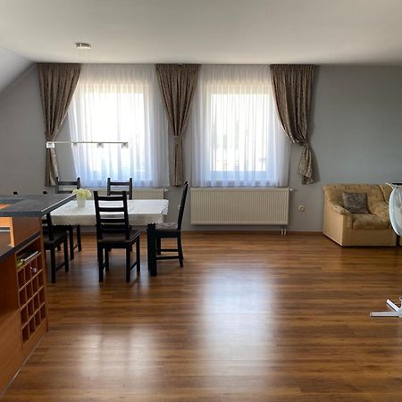 Spacious Apartment In Town Centre Nové Zámky Eksteriør bilde