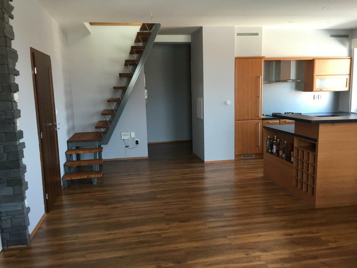 Spacious Apartment In Town Centre Nové Zámky Eksteriør bilde