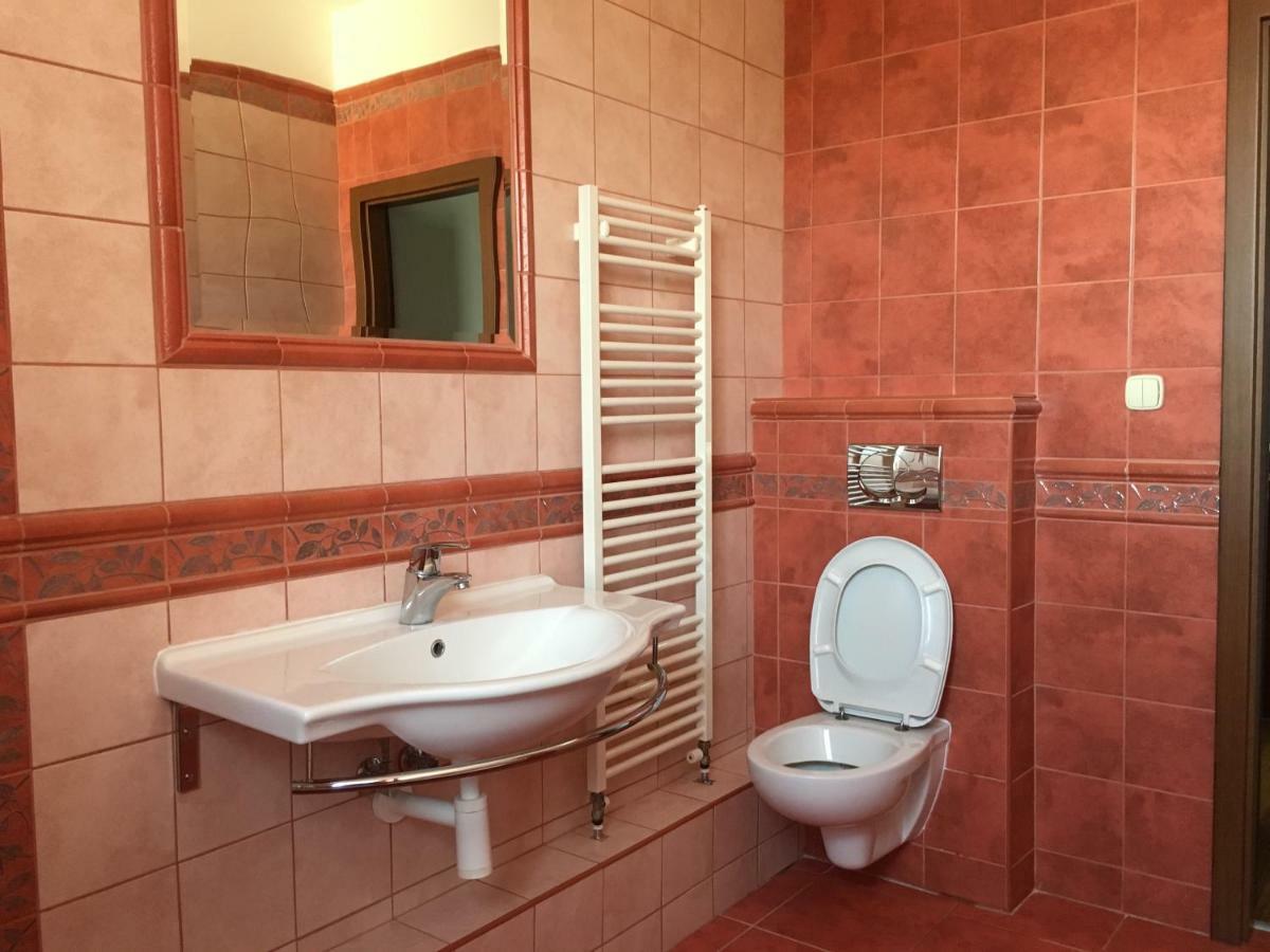 Spacious Apartment In Town Centre Nové Zámky Eksteriør bilde