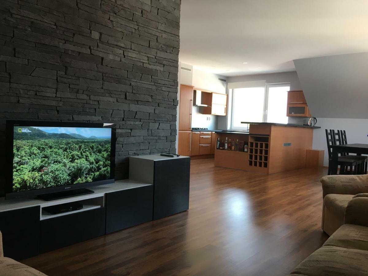Spacious Apartment In Town Centre Nové Zámky Eksteriør bilde